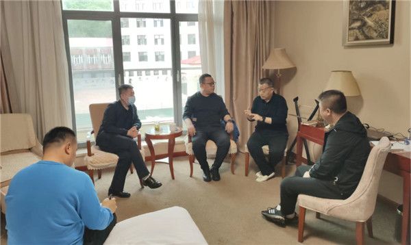 山東科技大學(xué)實(shí)用礦山壓力研究中心主任石永奎教授、郝建博士應(yīng)邀赴龍煤雙鴨山礦業(yè)集團(tuán)進(jìn)行技術(shù)交流